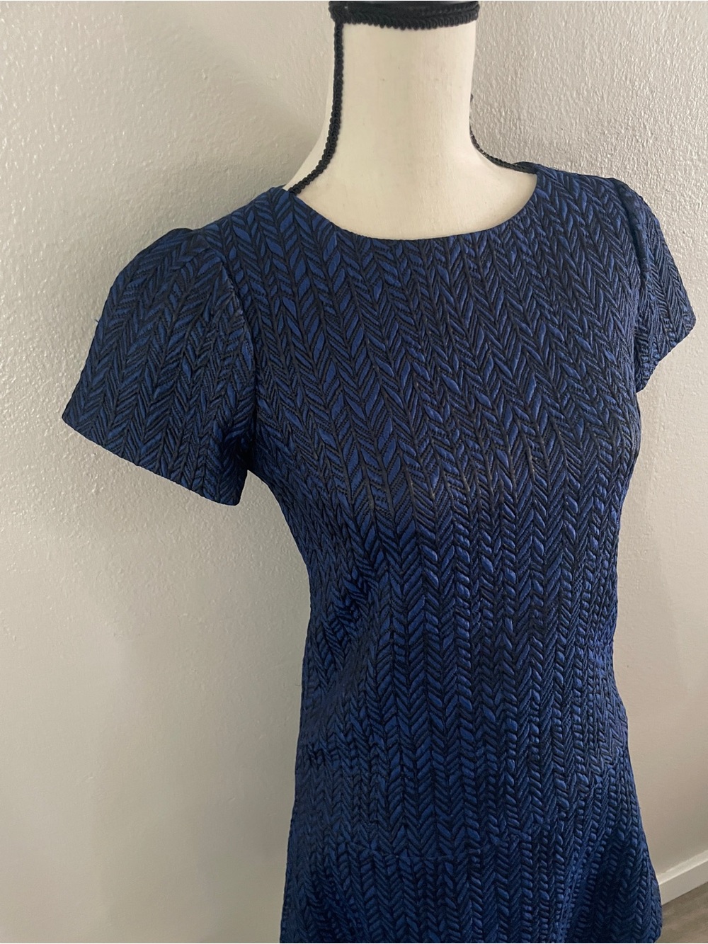 Alice + Olivia Navy Chevron Short-Sleeve Mini Dress - Picture 4 of 12